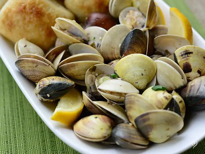 GARLIC AND BUTTER STEAMED CLAMS
